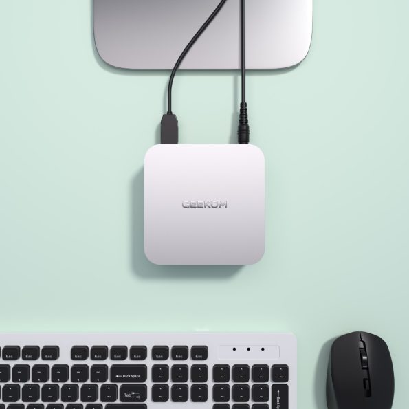 Mini PC Geekom A6 mostrando sus puertos frontales.